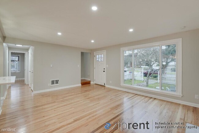 Foto del edificio - 3 br, 2 bath House - 8360 10th Avenue Nort...
