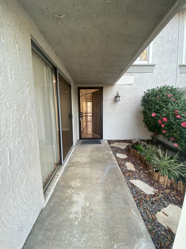 Building Photo - Luxurious 3 Bedroom Cypress Townhouse for ...