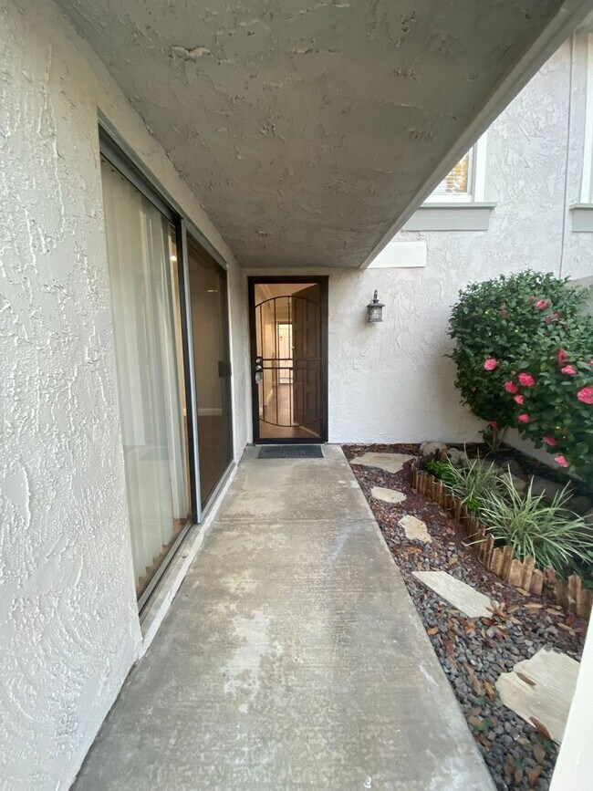 Building Photo - Luxurious 3 Bedroom Cypress Townhouse for Rent!