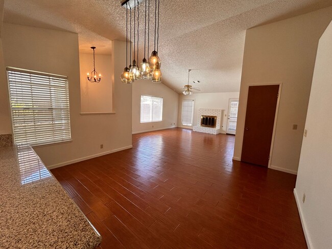 Building Photo - Cute home for rent in Visalia!