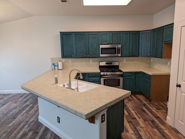 Building Photo - Refreshed and updated 5 bedroom Clovis hom...