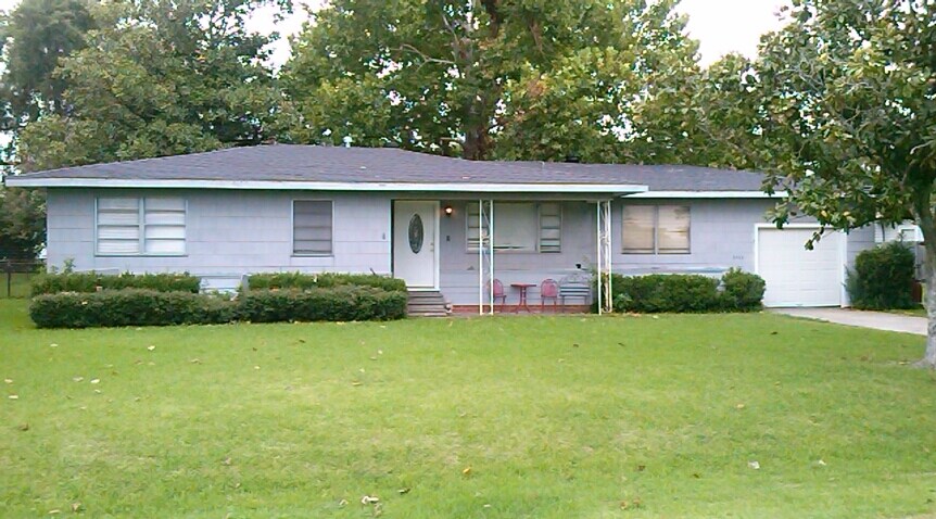 Front - 3622 Avenue E