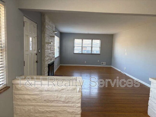 Building Photo - 9627 E 10th St