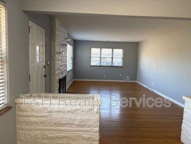 Foto del edificio - 9627 E 10th St
