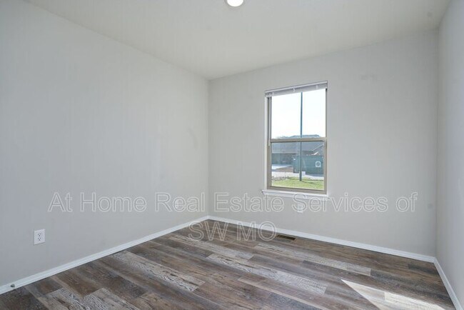 Foto del edificio - 220 W Canterbury Ln