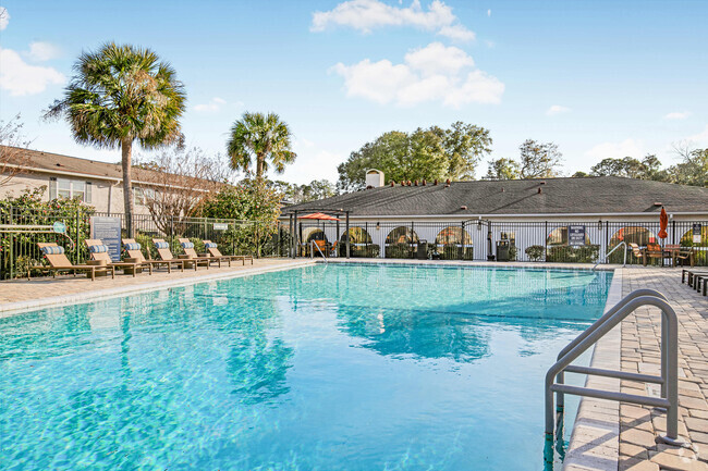 Two swimming pools - Crescent Place Apartments