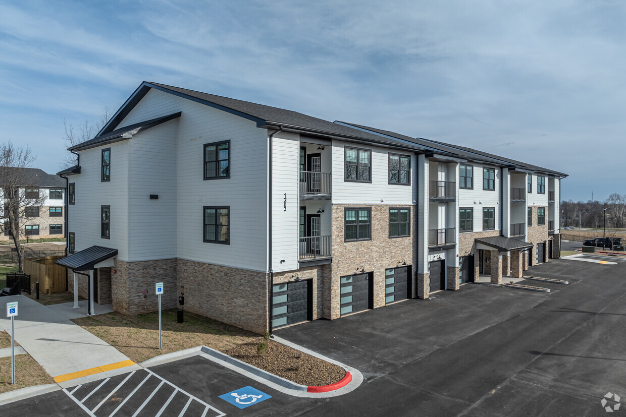 Primary Photo - The Bend on Promenade Apartments