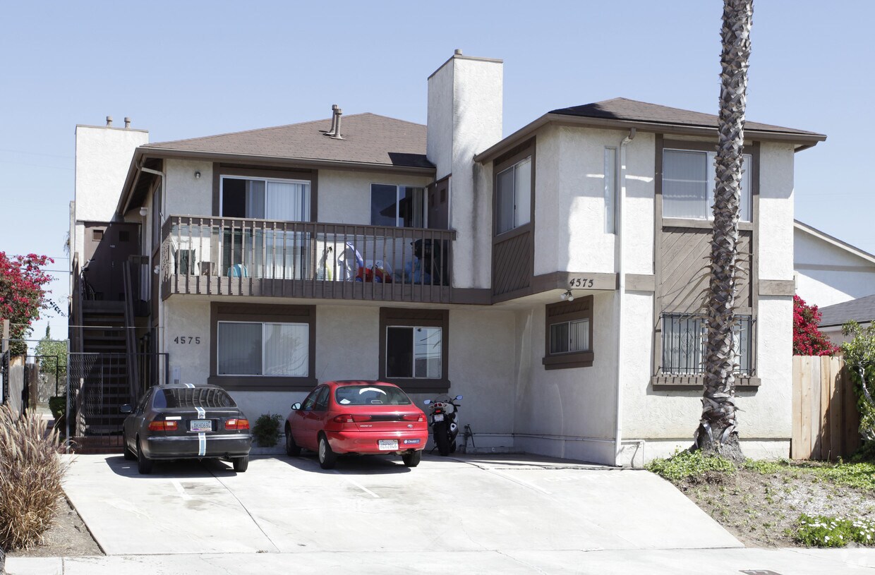 Primary Photo - 4575 Winona Ave