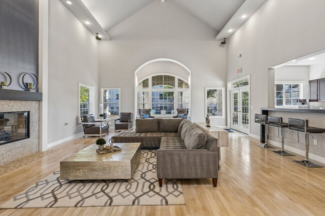 Building Photo - 530 Buckingham