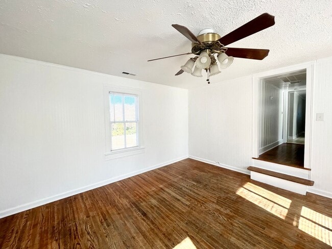 Building Photo - 301 W Fearing St