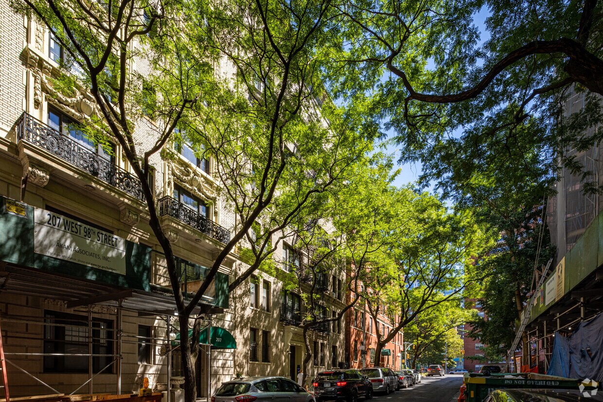 Building Photo - 203 W 98th St
