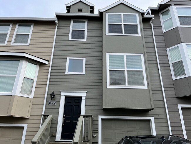 Building Photo - **$500 OFF FIRST FULL MONTH'S RENT** Charm...