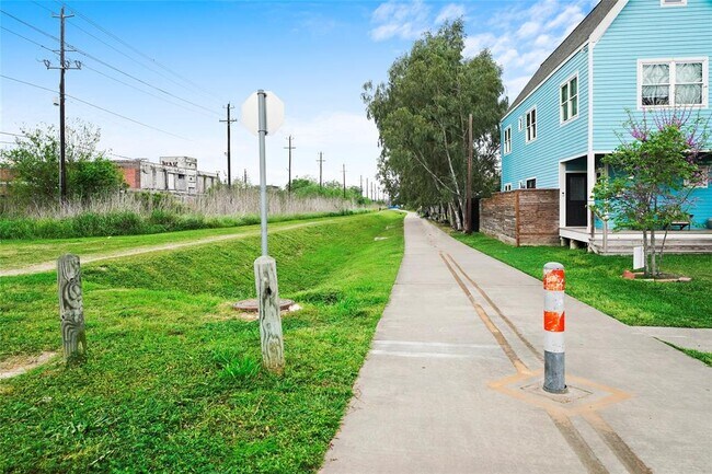 Building Photo - 773 Waverly St