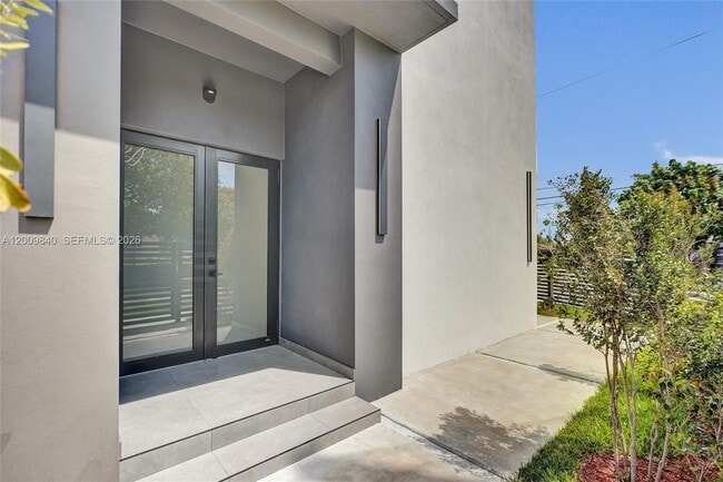 Building Photo - 2411 SW 16th Ter