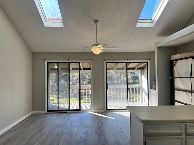 Foto del edificio - Beautifully Updated Studio in Island Green!