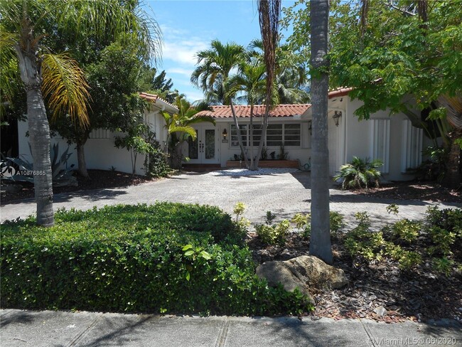 Building Photo - 2325 Magnolia Dr