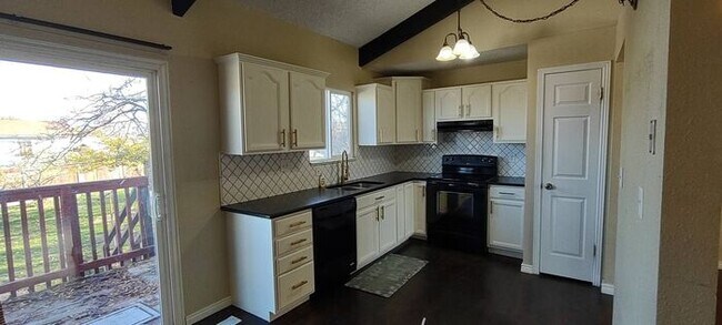 Building Photo - Magna Home with Large Yard - 5 Bed 2 Bath