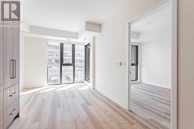 Photo du bâtiment - 840 St Clair Ave W