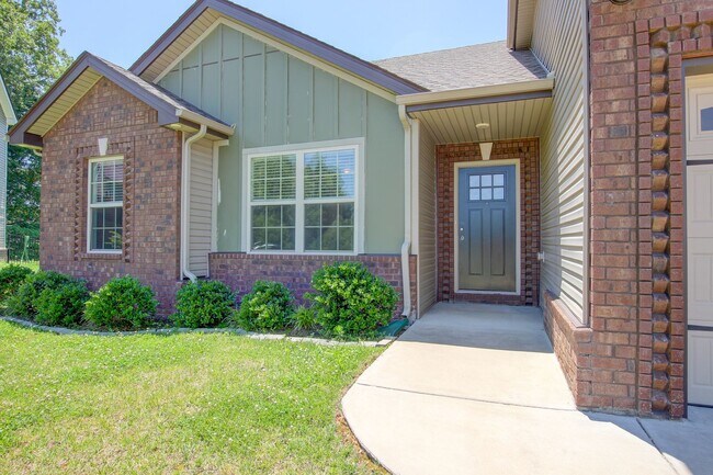 Foto del edificio - Sharp 3 bed 2 Bath Close To Ft Campbell
