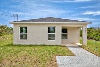 Building Photo - 1527 Chatsworth St