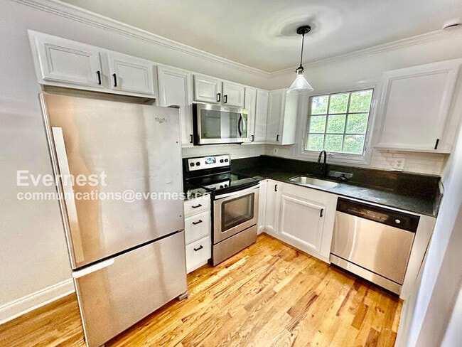 Foto del edificio - 798 St Charles Ave NE