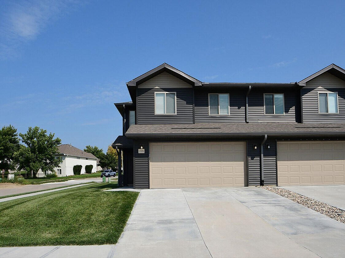 Foto principal - Charming 3-Bedroom Home in Quiet Omaha Nei...