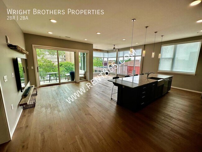 Foto del edificio - Regas Square 2 bedroom 2 bath