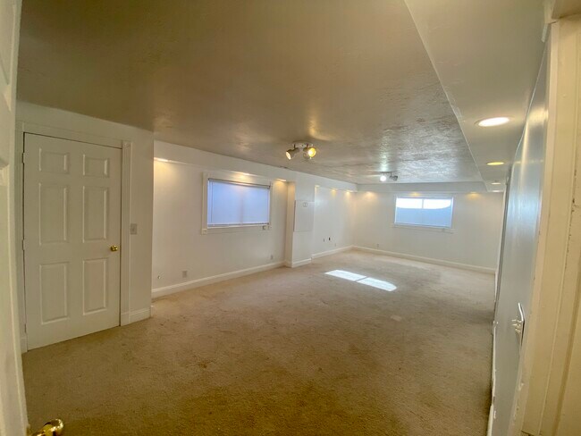 Building Photo - 7084 S Aerie Hill Dr