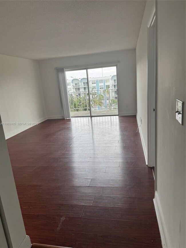 Foto del edificio - 496 NW 165th St