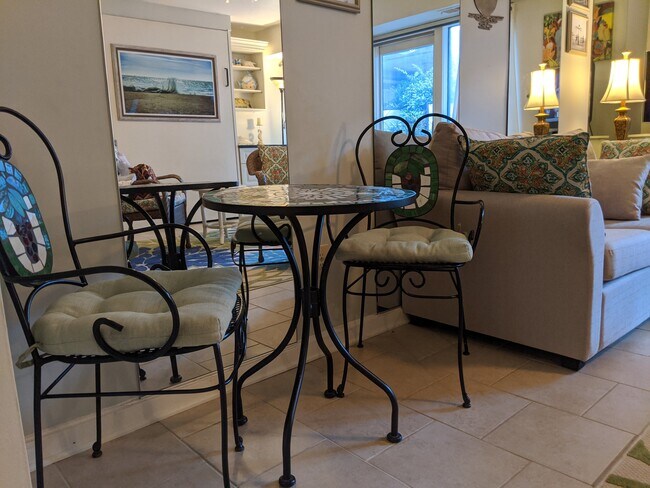 Mesa para dos - 4004 Atlantic Ave