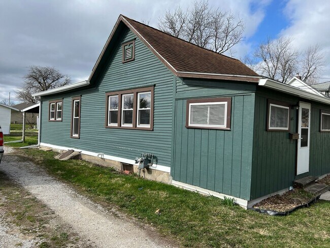 Building Photo - 2 bedroom house, huge 2 car garage, large ...