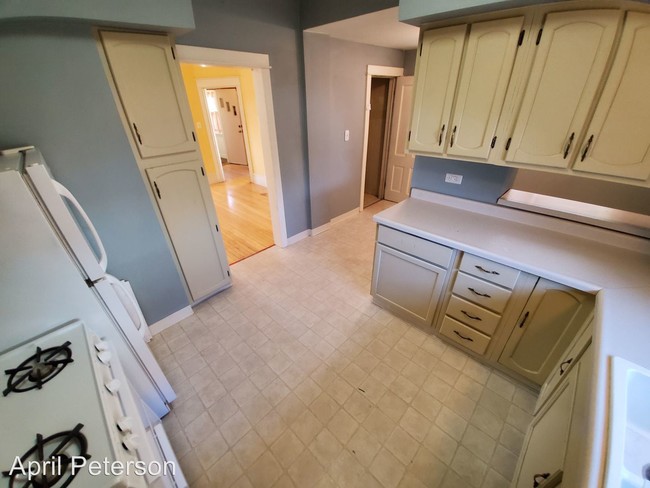 Building Photo - 3 br, 1 bath House - 522 North Lake Avenue