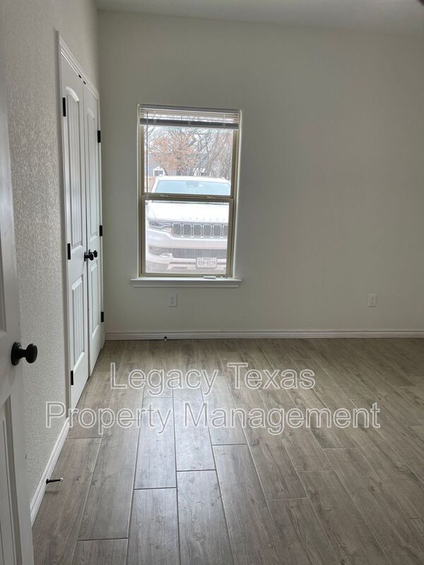 Foto del edificio - 2319 CR 704