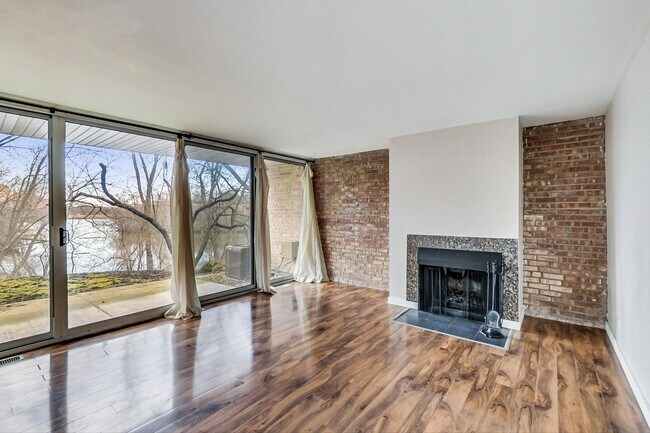 Building Photo - 1605 Fairway Dr