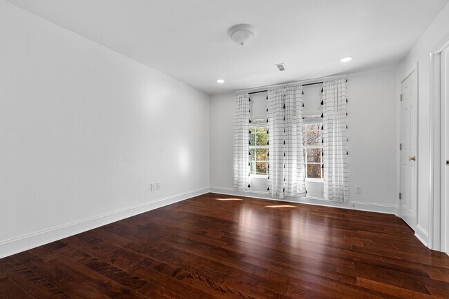 Building Photo - Gorgeous Home Near Downtown Durham!