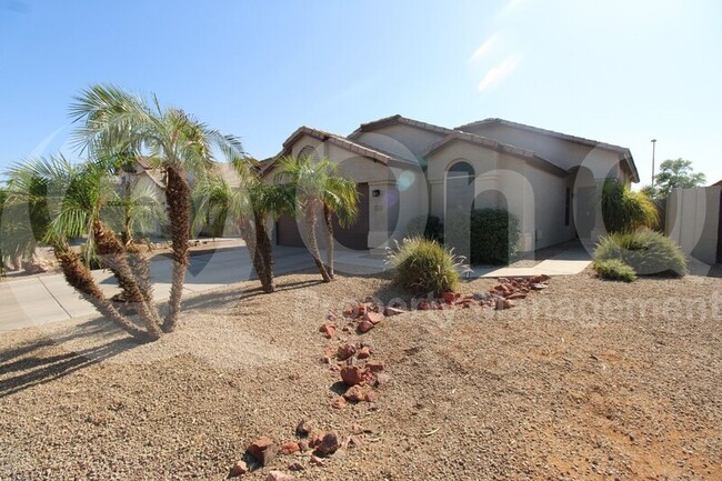 Building Photo - 1052 S Sierra St