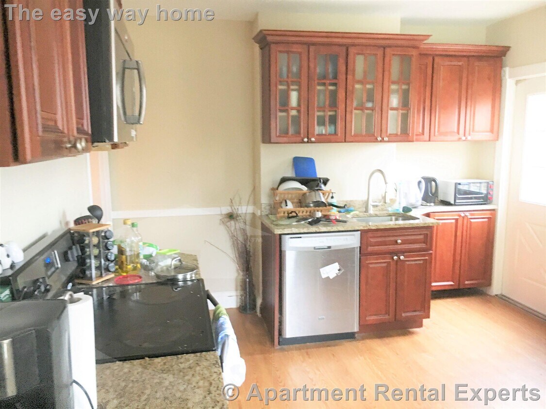 Primary Photo - 17 Putnam Ave