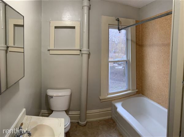 Foto del edificio - NW 3 bed upstairs apt 839 McReynolds