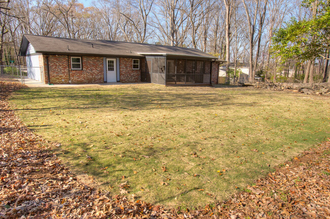 Building Photo - Cozy home minutes away from campus!