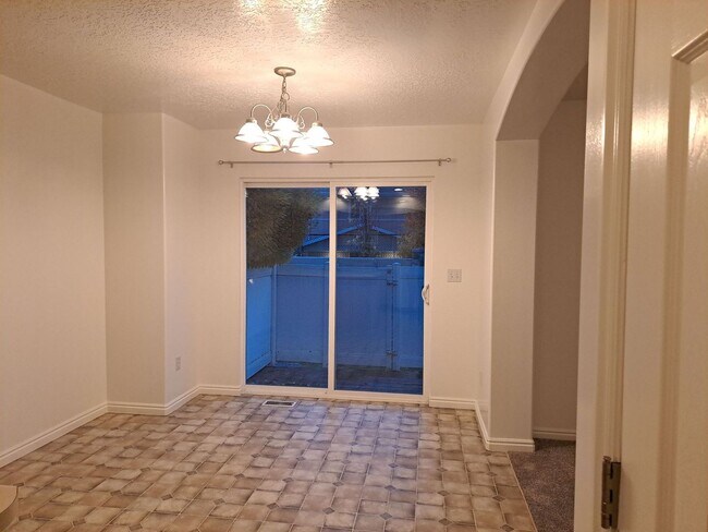 Foto del edificio - End unit townhome with basement suite!! Ask for move in promotion!