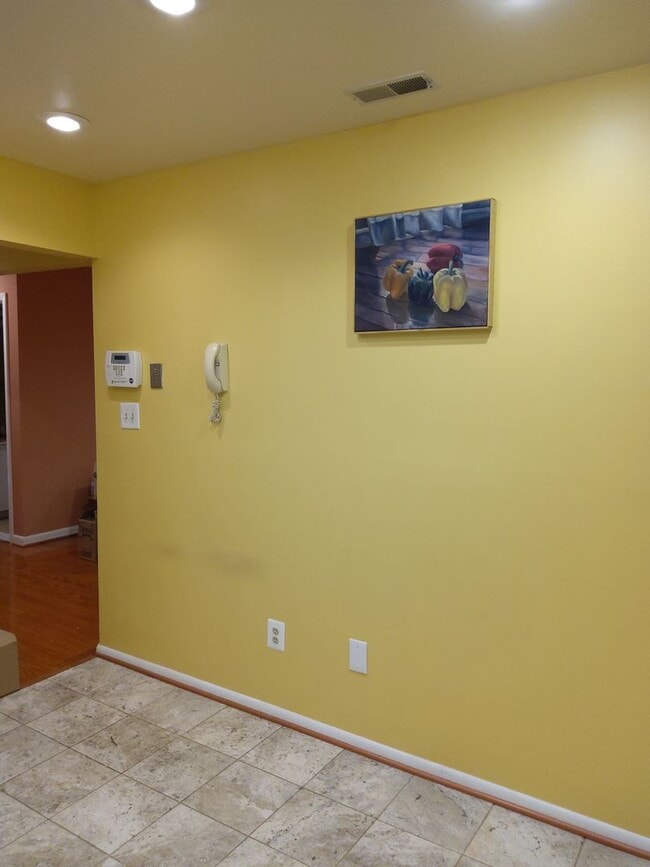 Building Photo - Two Bedroom/ Two Bath Condo at Falls Garde...
