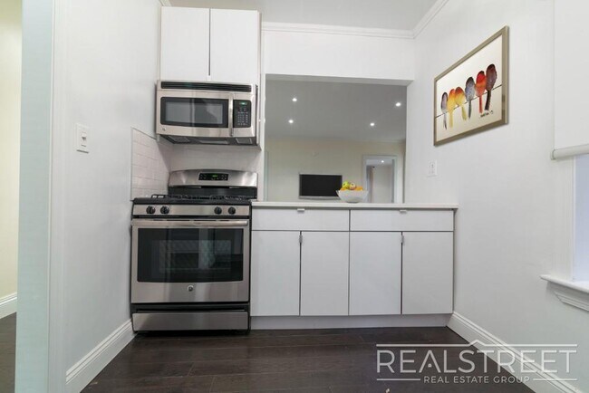 Foto del edificio - 2 Bed In Prime Brooklyn Heights