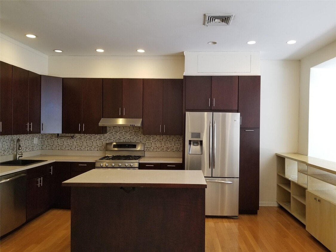 Primary Photo - 232 E 53rd St