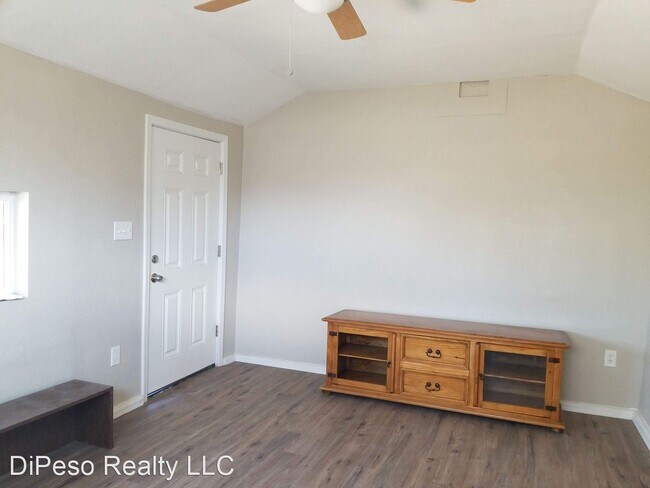 Foto del edificio - Studio, 1 bath House - 300 E 2nd St.