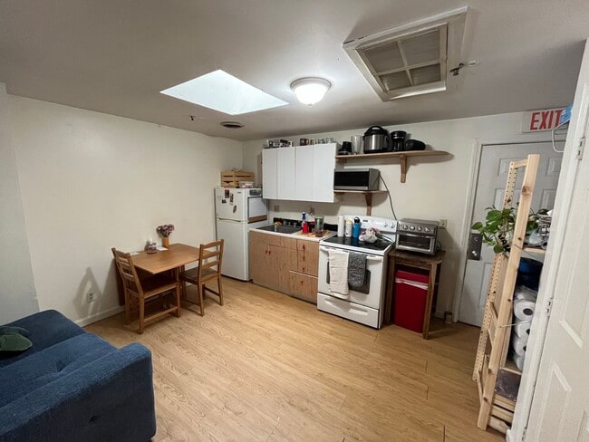 Foto del edificio - Welcome UNH Students! Prime 2-Bedroom Apar...