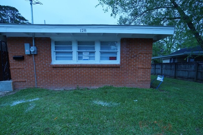 Building Photo - 128 E Foulard St