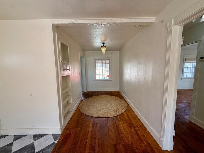 Building Photo - 730 S Littler Ave