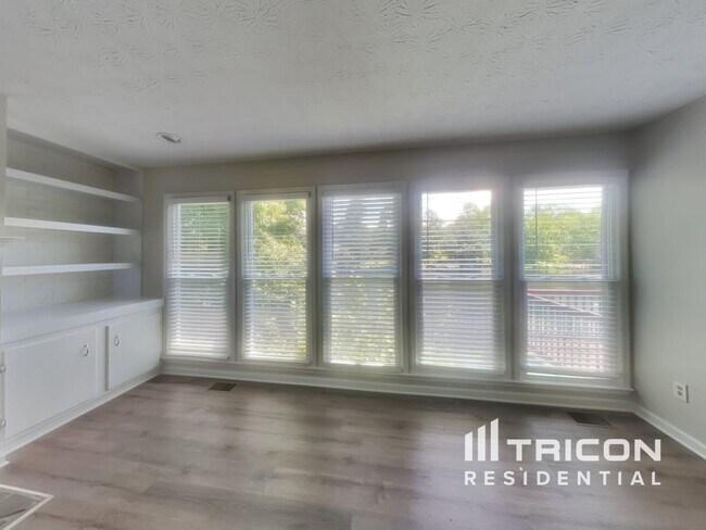Foto del edificio - 325 Cypress Ln