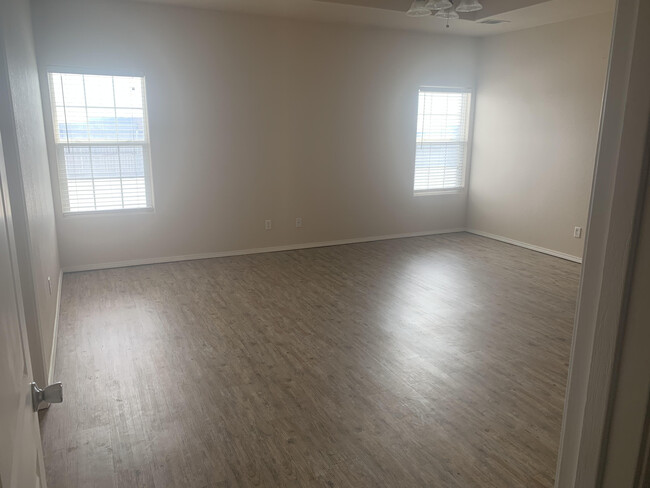 Building Photo - 3011 Damon Dr