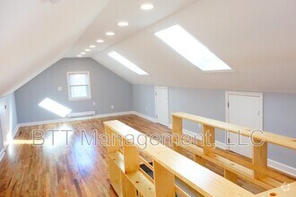 Building Photo - 907 Hudson Ave